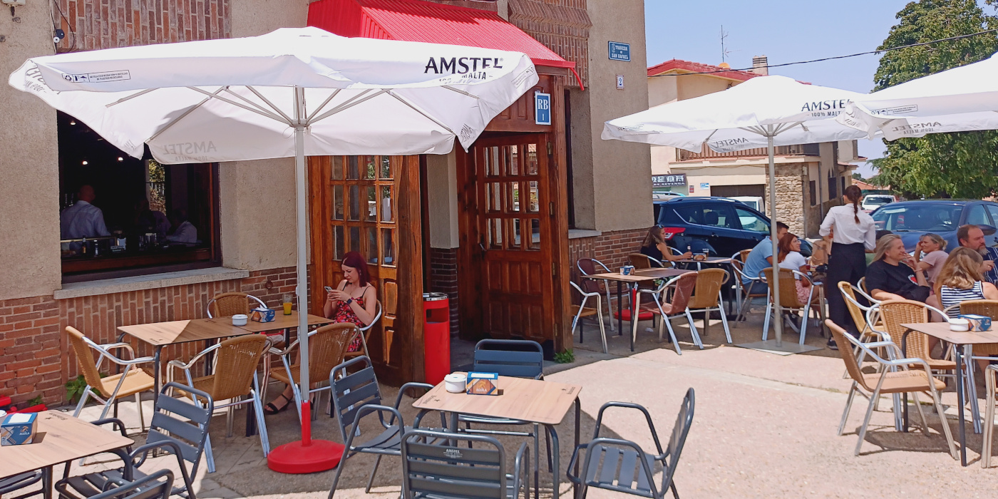 Disfruta de una barra al servicio del bar y de la terraza en el Chaparral de Revenga