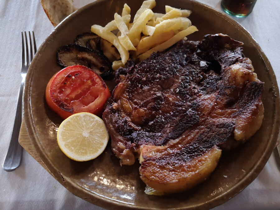 brasería de carnes y verduras a la parrilla